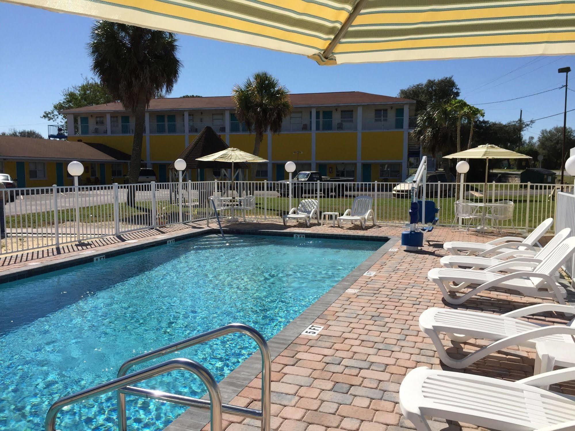 Economy Suites Cypress Gardens Exterior photo